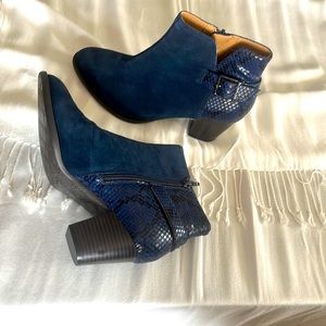 Vionic short suede blue boots